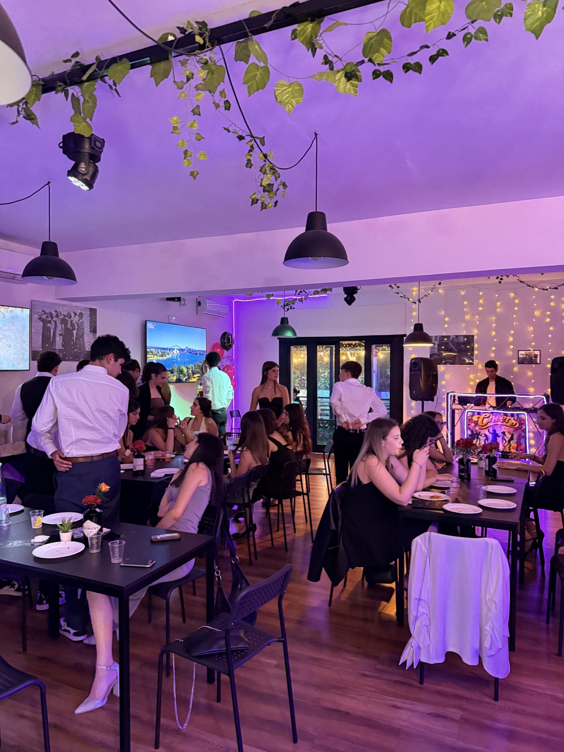Sala interna di Cheers Industry Pub