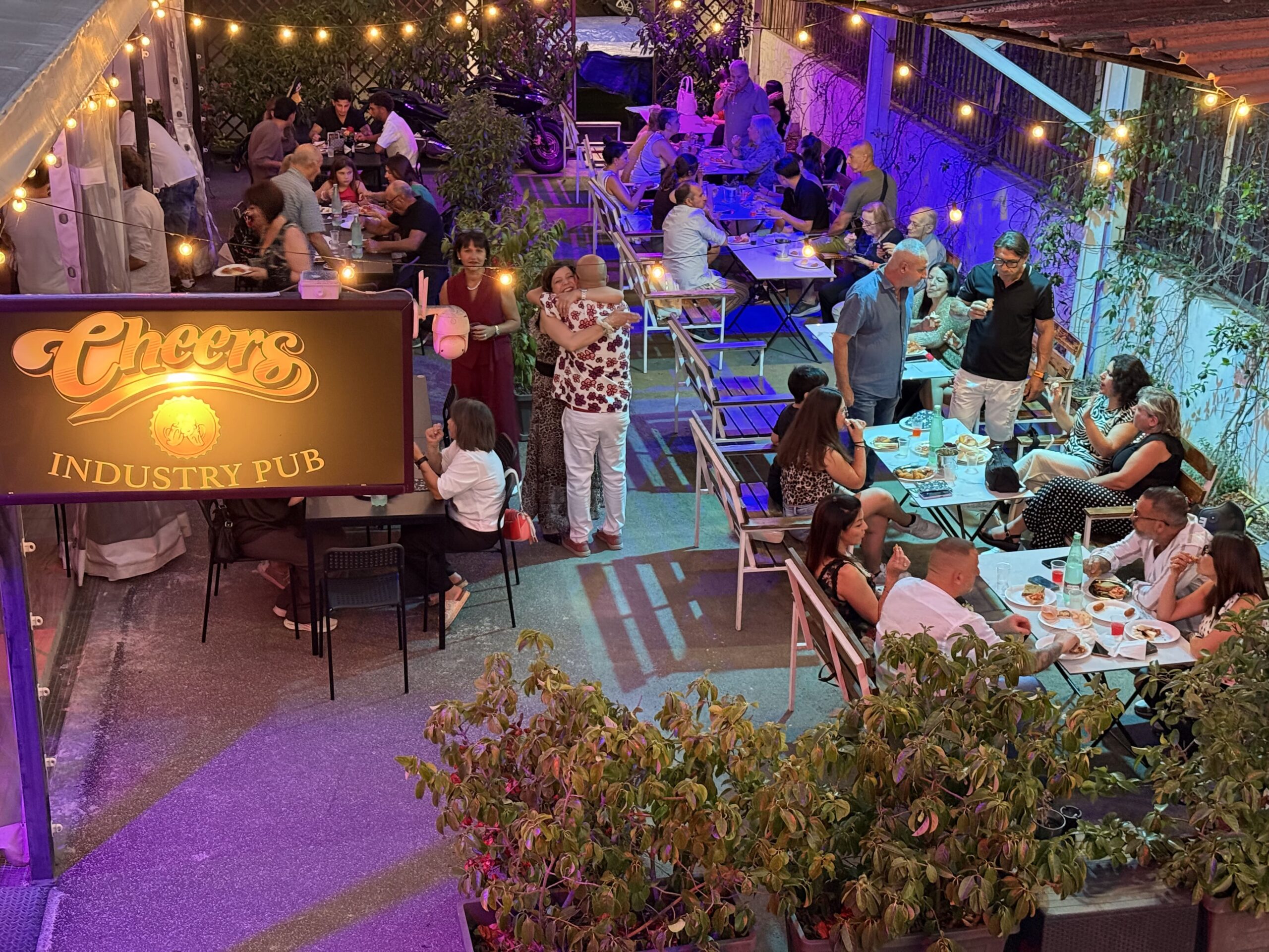 Giardino di Cheers Industry Pub